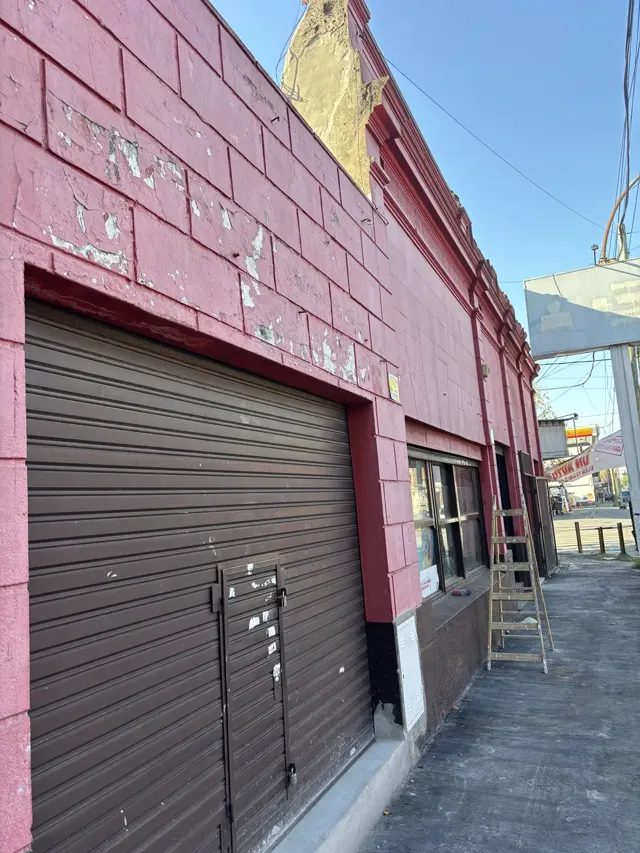 Antes: Frente de local comercial deteriorado, antes de la pintura