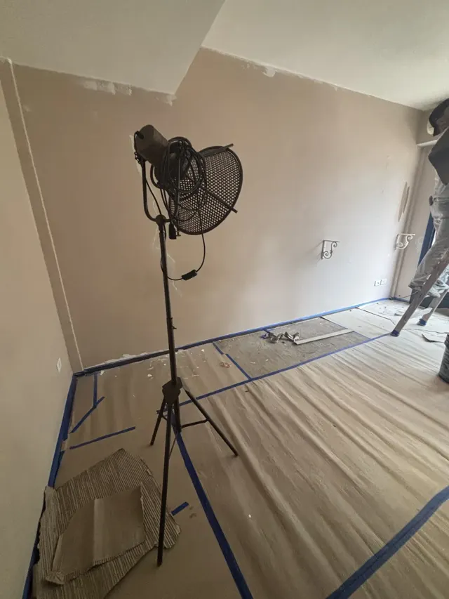 Ambiente con pisos protegidos y paredes preparadas para pintar