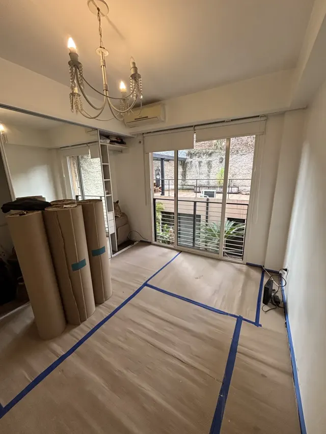 Departamento con pisos cubiertos durante la pintura