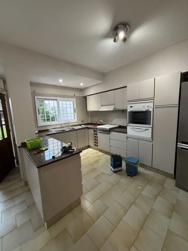 Cocina integrada con paredes y techos recién pintados