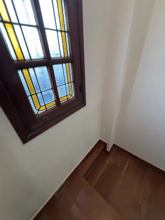 Ventana con vitraux y paredes pintadas junto a la escalera